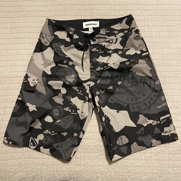 Quiksilver Other - QUIKSILVER rare hawaii state seal premium surf camo emblem BOARD SHORTS 29